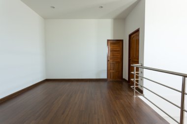 boş oda, beyaz harç duvar arka plan ve ahşap Laminat zemin
