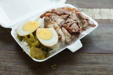 Tayland yemeği, öğle yemeği kutusu domuz bacak pirinç haşlanmış yumurta ile Komposto