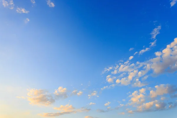 Хмарно на ясному блакитному небі — стокове фото
