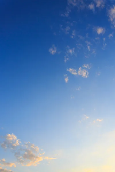 Moln på klarblå himmel — Stockfoto