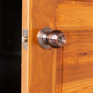 Kapı kolu ve ahşap kapı anahtar deliği