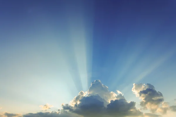 Bela luz do sol no fundo azul céu — Fotografia de Stock