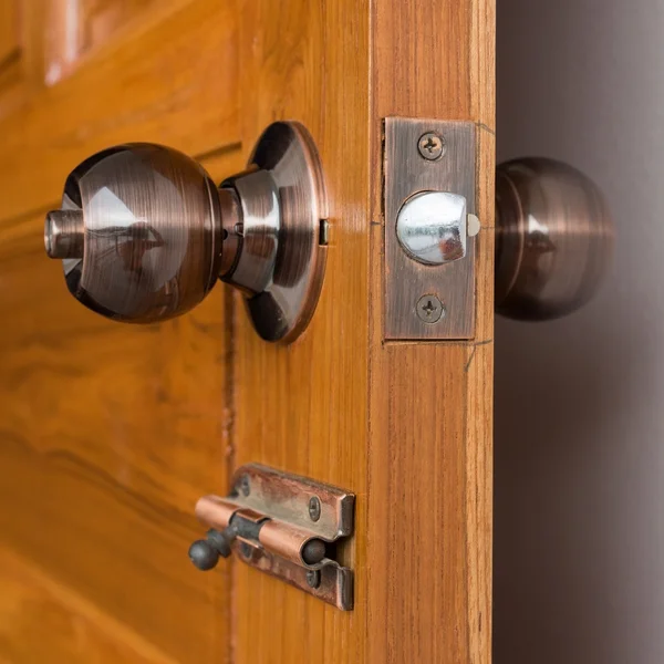 Дверна ручка і замкова щілина на дерев'яних дверях — стокове фото