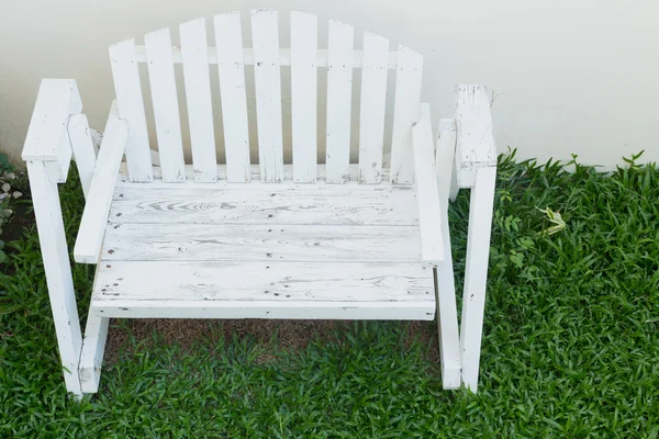 Panchina in legno nel giardino di casa — Foto Stock