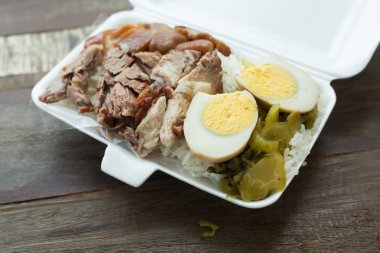 Tayland yemeği, öğle yemeği kutusu domuz bacak pirinç haşlanmış yumurta ile Komposto