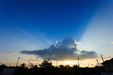 günbatımı gökyüzü bulut ile güneş ışığı huzmesi