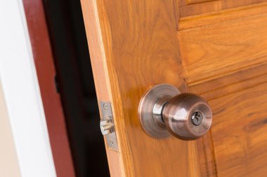 Kapı kolu ve ahşap kapı anahtar deliği