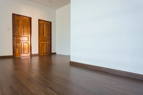 Sala vazia, fundo de parede de argamassa branca e piso laminado de madeira — Fotografia de Stock