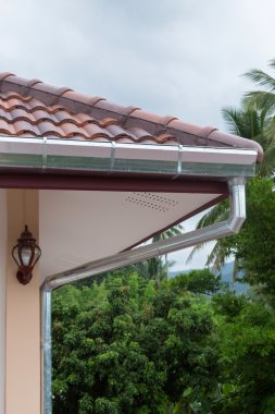 yağmurlu bir gün evde çatıda cilt payı