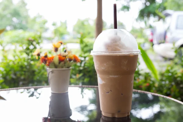 Kaltes Eiskaffeegetränk auf Glastisch gestellt — Stockfoto