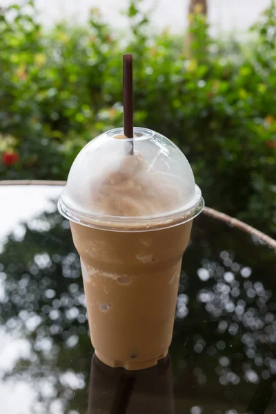 Hielo frío bebida de café poner en la mesa de vidrio —  Fotos de Stock