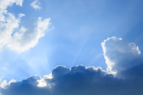 Güneş bulutların üstünde açık mavi gökyüzü ile güneş ışığı — Stok fotoğraf