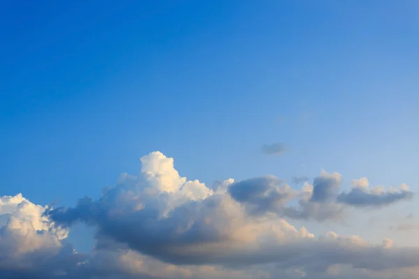 Moln på klarblå himmel — Stockfoto