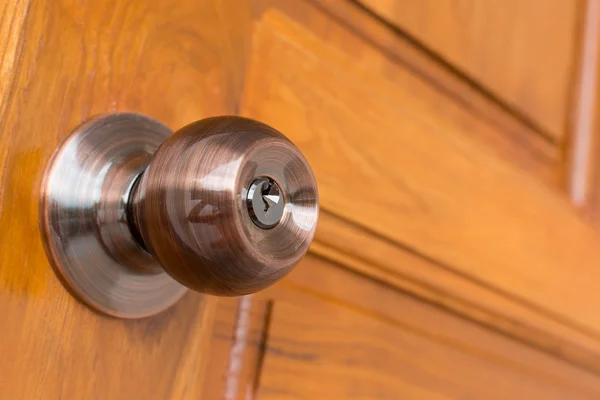 Pomo de puerta y cerradura en puerta de madera — Foto de Stock