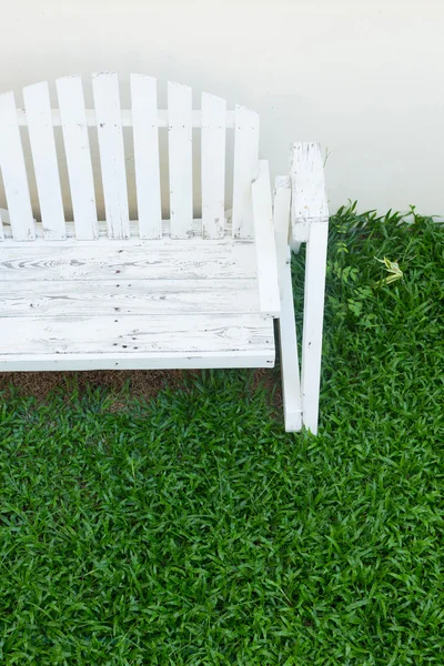 Wooden bench seat in home garden — Stock Photo, Image