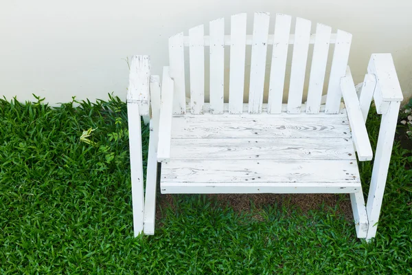 Wooden bench seat in home garden — Stock Photo, Image
