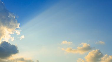 Açık mavi gökyüzü güzel ışık