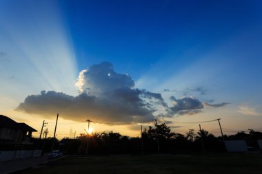güzel günbatımı gökyüzü bulutlu aracılığıyla güneş ışığı ile