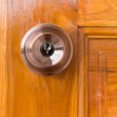 Kapı kolu ve ahşap kapı anahtar deliği