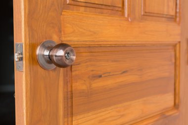 Kapı kolu ve ahşap kapı anahtar deliği