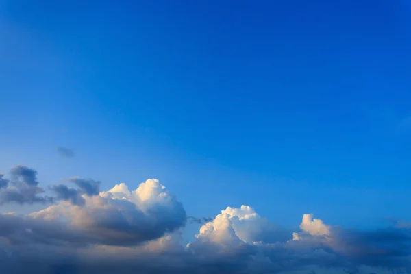 Awan di langit biru cerah — Stok Foto