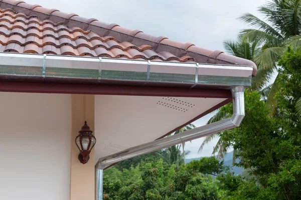 Goot dak op huis in regenachtige dag — Stockfoto