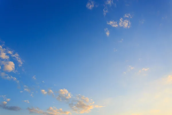 Хмара на ясному блакитному небі — стокове фото