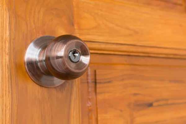 Pomo de puerta y cerradura en puerta de madera — Foto de Stock