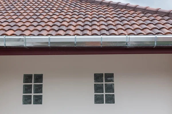 Goot dak op huis in regenachtige dag — Stockfoto