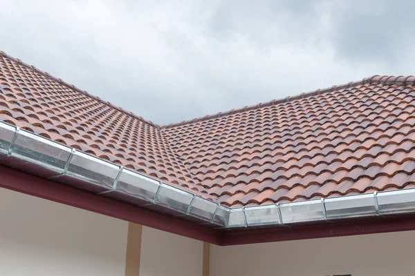 Toit de gouttière sur la maison dans les jours de pluie — Photo