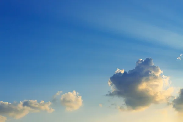 Mooie zonlicht op de blauwe hemelachtergrond — Stockfoto