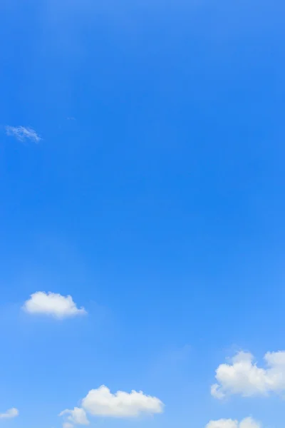 Açık mavi gökyüzü üzerinde kabarık bulut — Stok fotoğraf