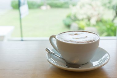 Sabahları sıcak kahve karamel macchiato