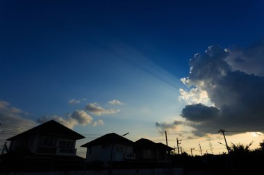 güzel gökyüzü arka plan ile köy banliyösü siluet evi
