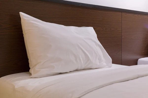 Dormitorio decoración con almohada blanca en la cama —  Fotos de Stock