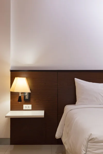 Спальня с кроватью и лампой украшения — стоковое фото