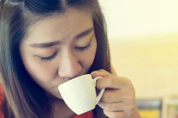 Femminile bere caffè caldo in caffè — Foto Stock