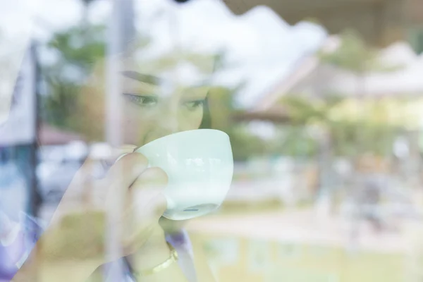 Feminino beber café quente no café — Fotografia de Stock