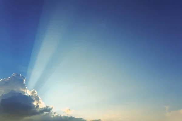 Bela luz no céu azul claro — Fotografia de Stock