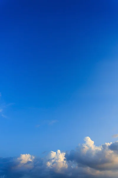 Moln på klarblå himmel — Stockfoto