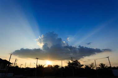 güzel günbatımı gökyüzü bulutlu aracılığıyla güneş ışığı ile