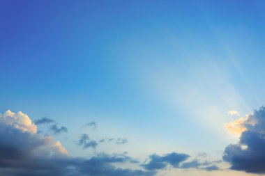 Açık mavi gökyüzü güzel ışık