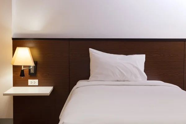 Projektowanie wnętrz sypialni z łóżkiem i lampa — Zdjęcie stockowe
