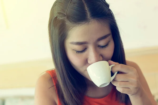 Femminile bere caffè caldo in caffè — Foto Stock