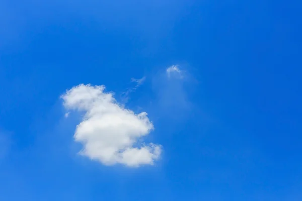 澄んだ青い空にふわふわ雲 — ストック写真