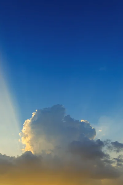 Luz dos raios de sol através das nuvens, raios de luz no pôr do sol dramático — Fotografia de Stock