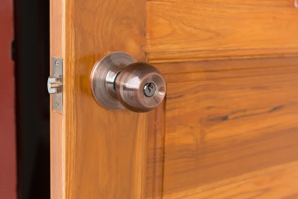 Pomo de puerta y cerradura en puerta de madera — Foto de Stock