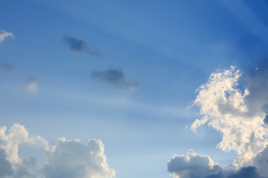 ışık ışınları mavi gökyüzü temizleyin