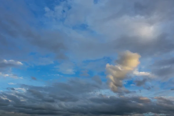 Драматическое капризное небо — стоковое фото