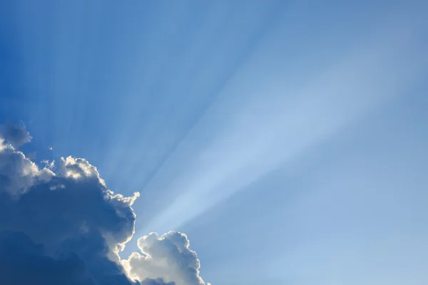 Raios de luz no céu azul claro — Fotografia de Stock